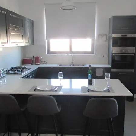 St Julians Luxury דירה