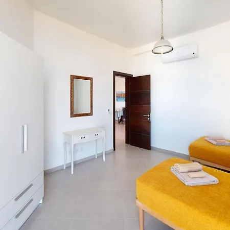 St Julians Luxury דירה